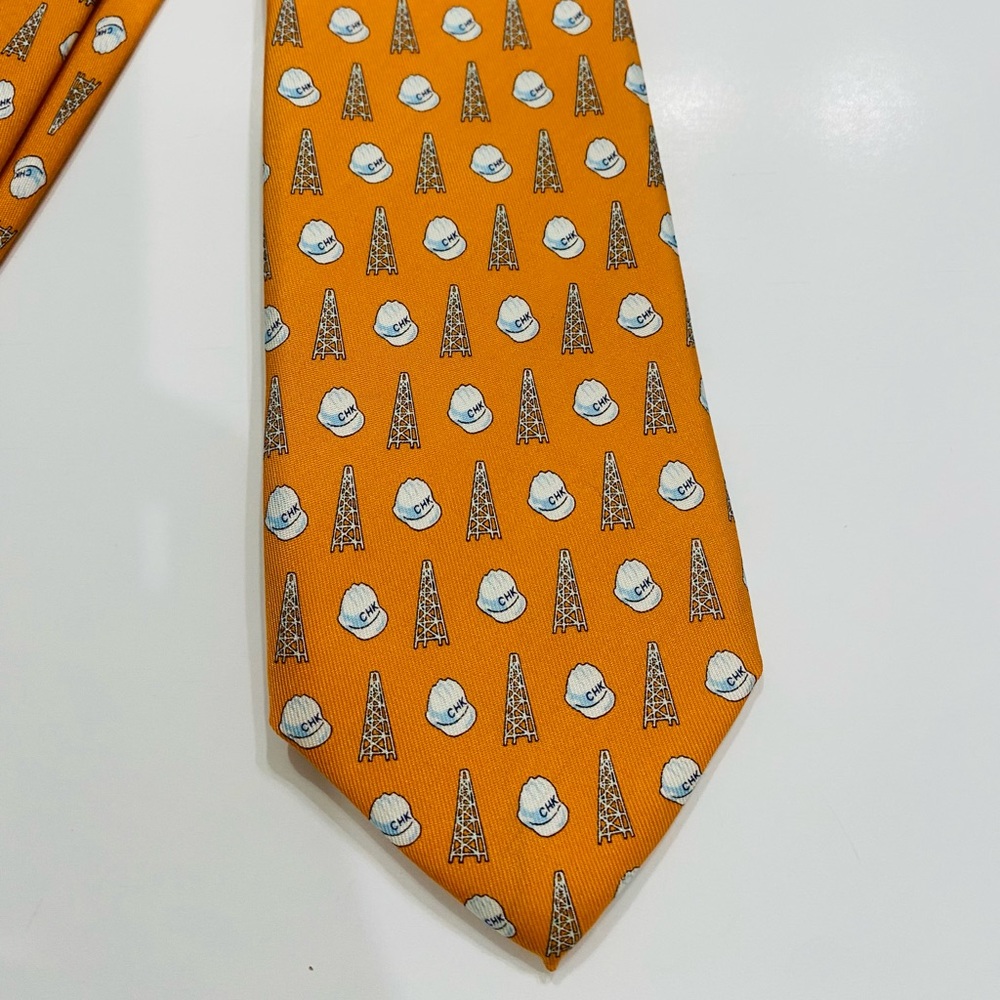 Vineyard Vines custom collection Chesapeake Energy orange tie NWOT - Picture 7 of 7